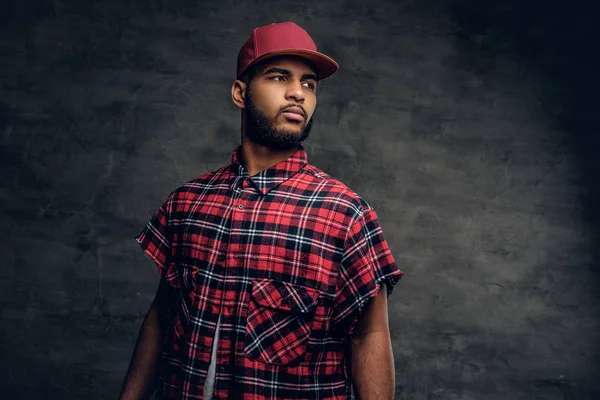 Hombre de camisa y gorra de vellón rojo —  Fotos de Stock