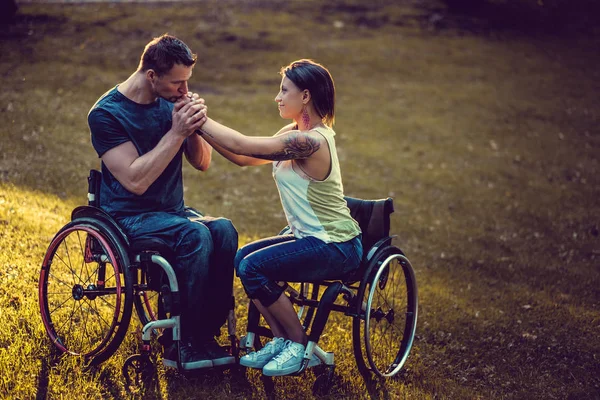 Paisible jeune couple handicapé — Photo