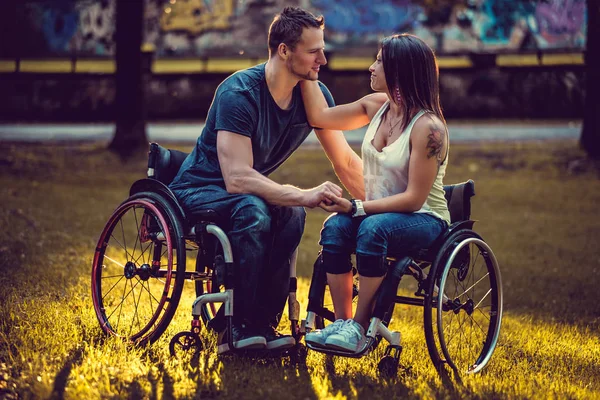 Paisible jeune couple handicapé — Photo