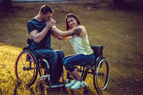 Békés fogyatékos fiatal pár — Stock Fotó