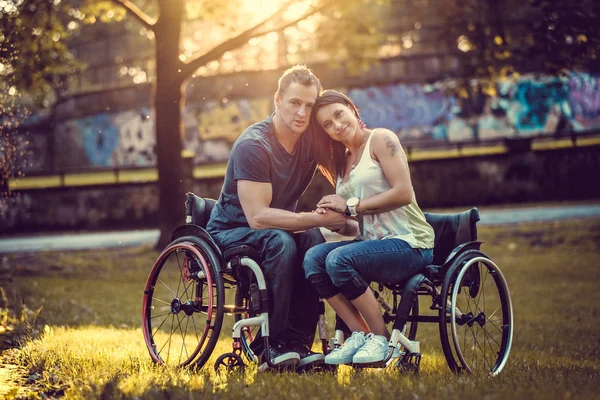 Pareja joven discapacitada pacífica — Foto de Stock