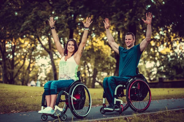 平和的な障害者の若いカップル — ストック写真