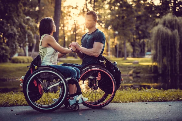 Paisible jeune couple handicapé — Photo