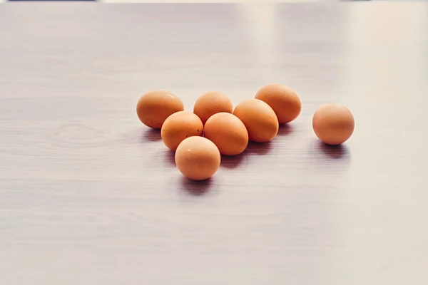 Бурые куриные яйца на столе — стоковое фото