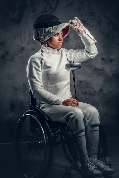 Жіночий фехтувальник в інвалідному кріслі — стокове фото