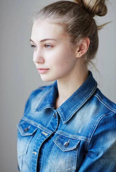 Sarışın kadın bir kot ceket giymiş