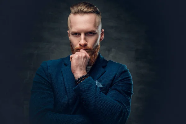 Rotschopfbärtiger Hipster in blauer Jacke — Stockfoto