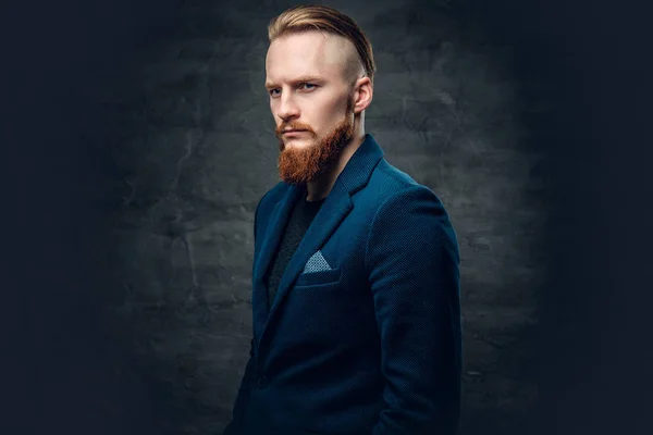 Redhead skäggiga hipster i en blå jacka — Stockfoto