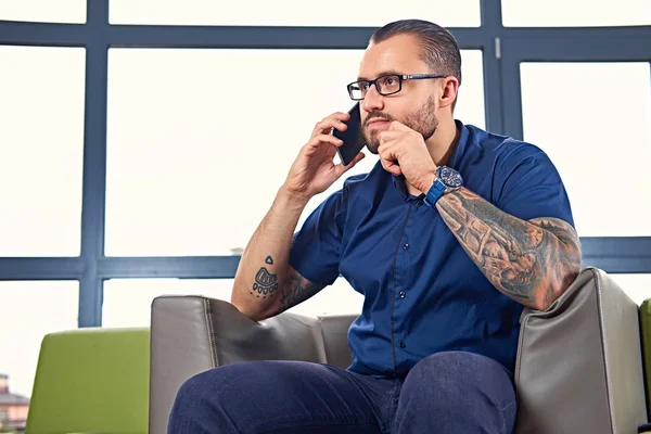 Homem barbudo usando um telefone inteligente — Fotografia de Stock