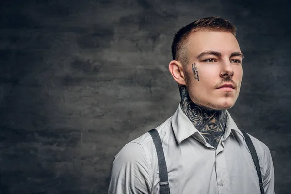 Человек с татуировками на лице и руках — стоковое фото