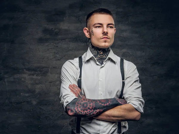 Άνθρωπο με ένα τατουάζ και σταυρωμένα χέρια — Φωτογραφία Αρχείου