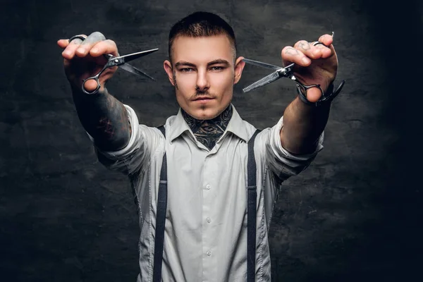 Barber drží ostré nůžky — Stock fotografie
