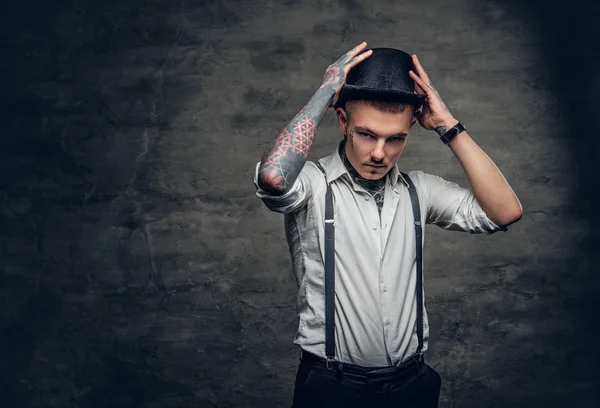 Стильний чоловік з татуюванням — стокове фото