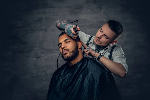 Tattooed barber cutting the beard — Stock Photo, Image