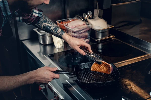 Stilig skäggiga kocken förbereder kött — Stockfoto