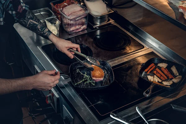 Kocken prepairing kött — Stockfoto