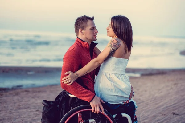 Инвалидная пара отдыхает на пляже — стоковое фото