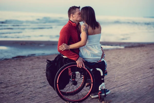 Пара з інвалідністю відпочиває на пляжі — стокове фото