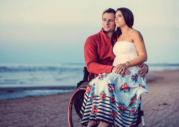残疾的夫妇在海滩上休息 — 图库照片