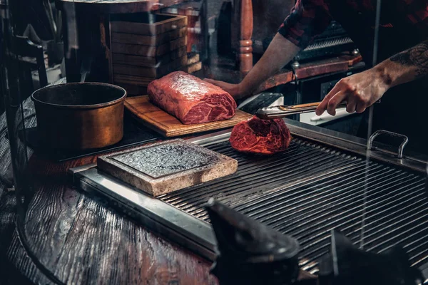 Skäggiga kock Matlagning nötstek — Stockfoto