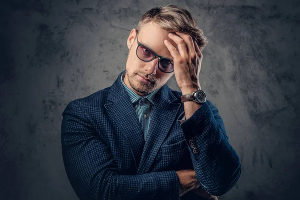 Uomo elegante in abito — Foto Stock