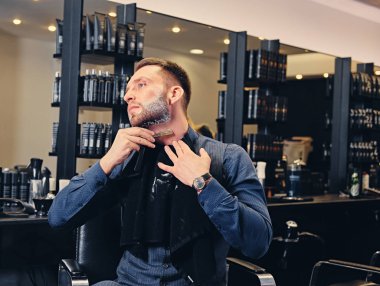 Adam kendini bir barda tıraş