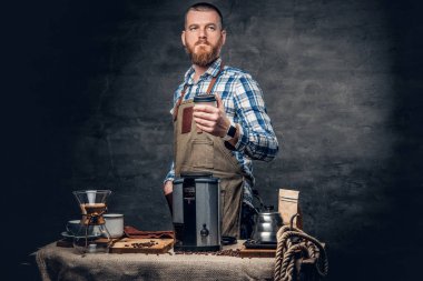 Kağıt bardak sakallı erkek tutar