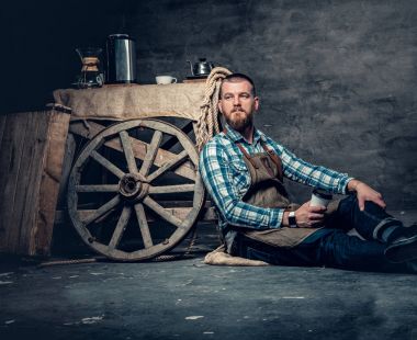 Kızıl saçlı erkek kahve içer