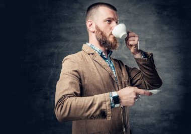 Sakallı hippi erkek kahve içer.