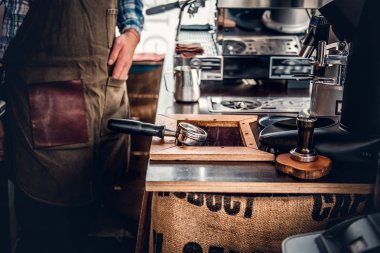 Adam bir kahve makinesi kapuçino hazırlanıyor