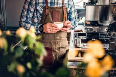 Adam bir kalp ile bir kahve tutar