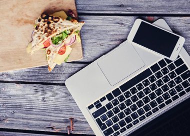 Dizüstü bilgisayar, akıllı telefon ve pita sandviç