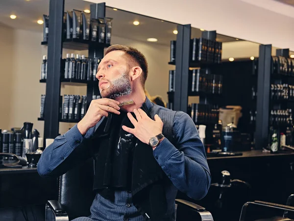 Man shaving himself in a saloon — Stock Photo, Image