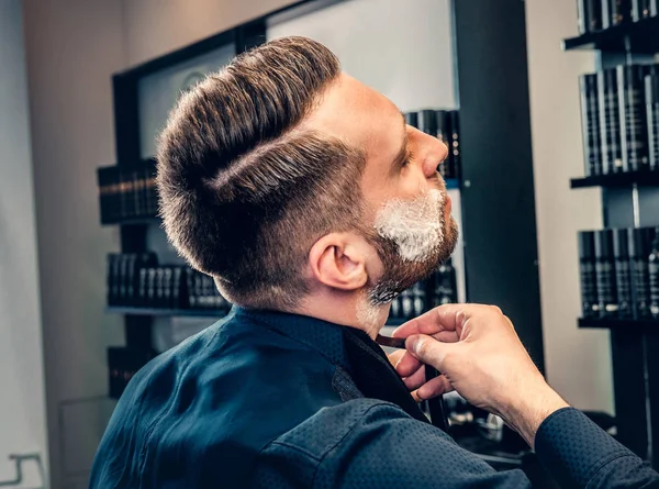 Adam kendini bir barda tıraş — Stok fotoğraf