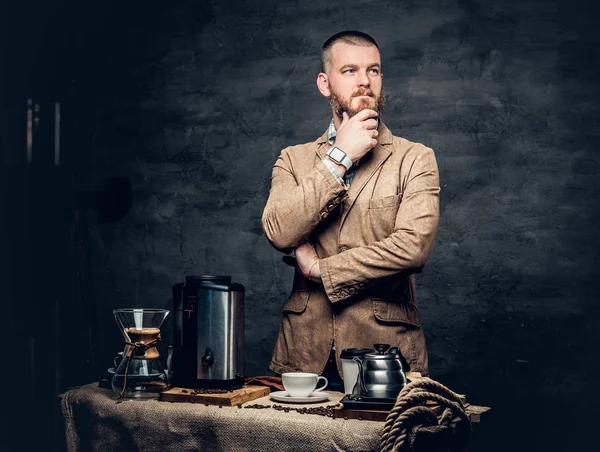 Skäggig man nära en tabell med kaffebryggare — Stockfoto