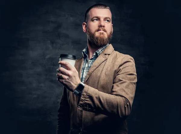 Homme tient une tasse de café — Photo