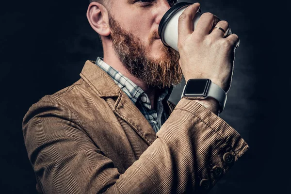 Bärtiger Hipster-Mann trinkt Kaffee. — Stockfoto