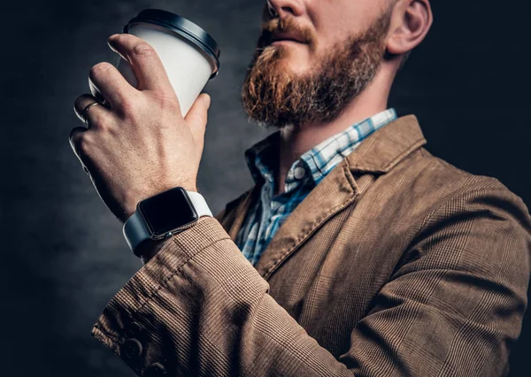 Bärtiger Hipster-Mann trinkt Kaffee. — Stockfoto