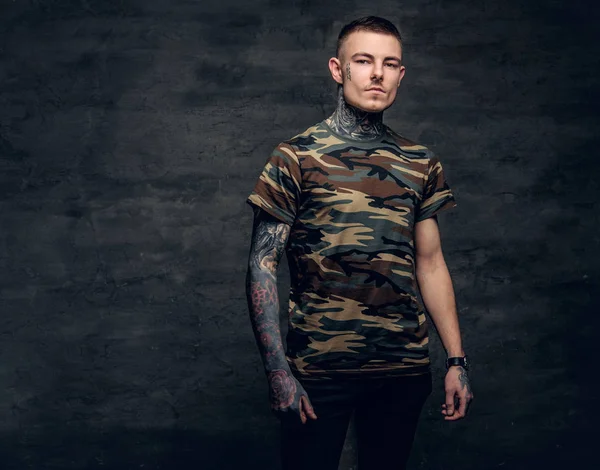 Homem vestido com uma camuflagem t-shirt — Fotografia de Stock