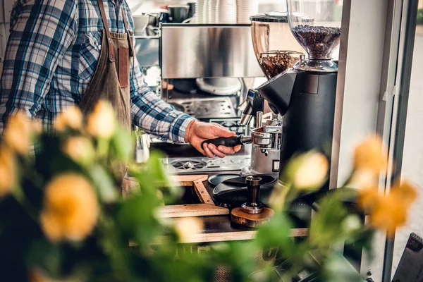 Homme préparant cappuccino dans une machine à café — Photo