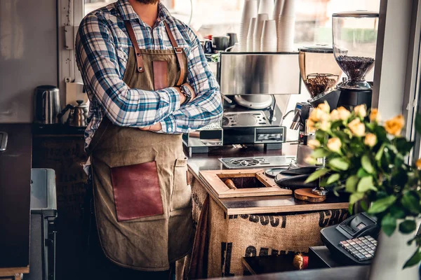 Artesanía vendedor de café en la cafetería — Foto de Stock