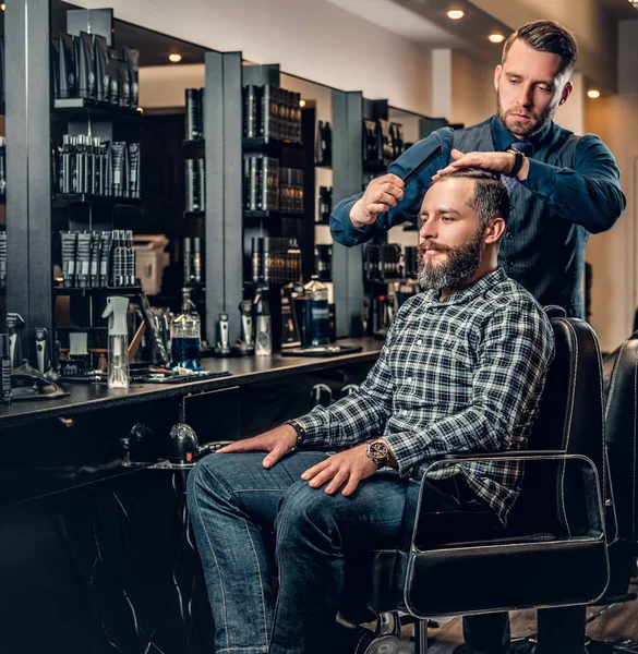 Elegante peluquero masculino haciendo corte de pelo — Foto de Stock