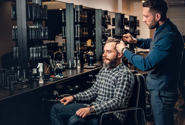 Stylish male hairdresser doing haircut — Stock Photo, Image