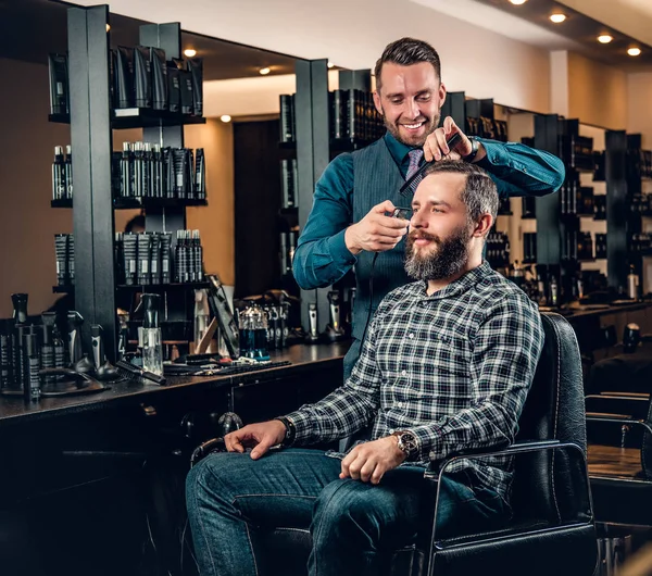 Cabeleireiro masculino elegante fazendo corte de cabelo — Fotografia de Stock
