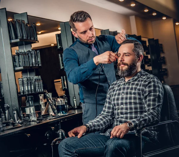 Coiffeur masculin élégant faisant coupe de cheveux — Photo