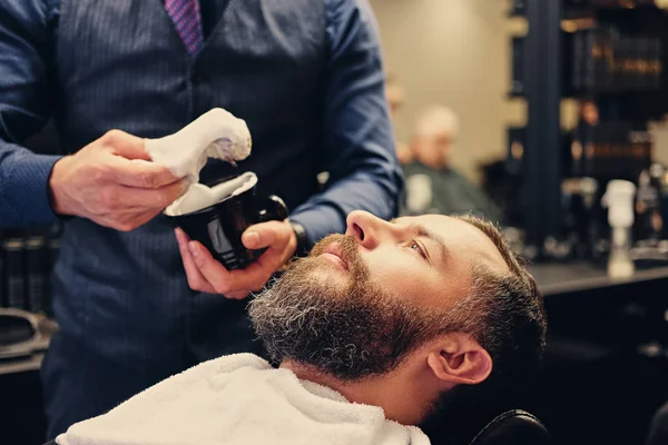 Barber applies shaving foam — Stock Photo, Image