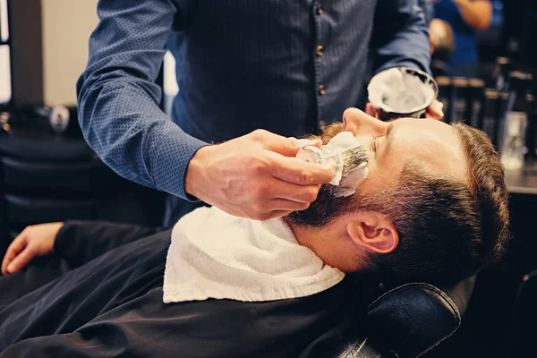 Fryzjer ma zastosowanie pianki do golenia — Zdjęcie stockowe