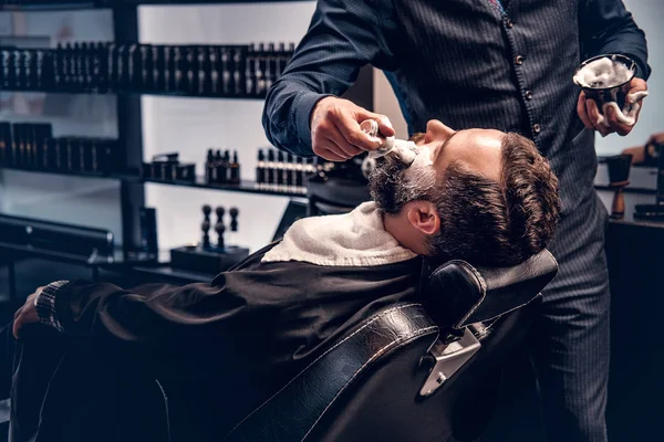 Peluquero aplica espuma de afeitar —  Fotos de Stock