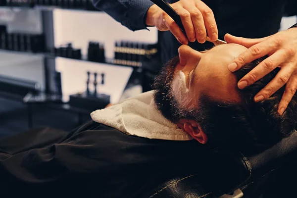 Peluquero afeitado barbudo macho con una navaja afilada —  Fotos de Stock