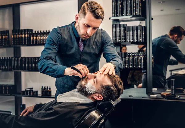 Barber shaving with sharp razor — Stock Photo, Image